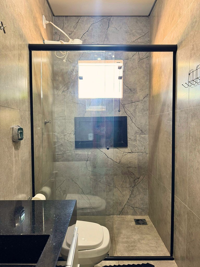 Suíte confortável com área de lazer e piscina