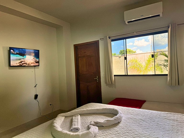 Suíte confortável com área de lazer e piscina