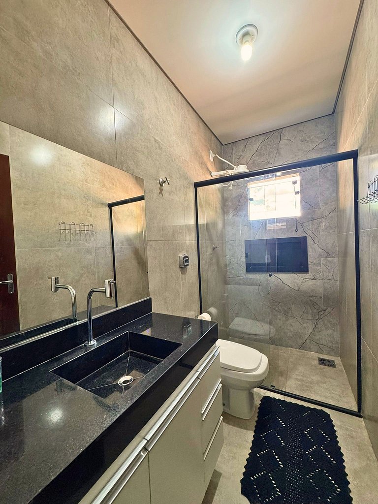 Suíte confortável com área de lazer e piscina