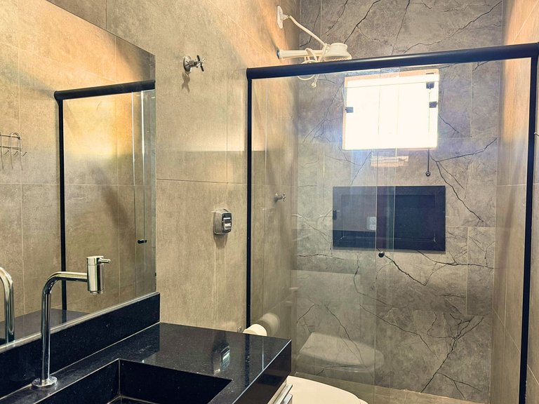 Suíte confortável com área de lazer e piscina