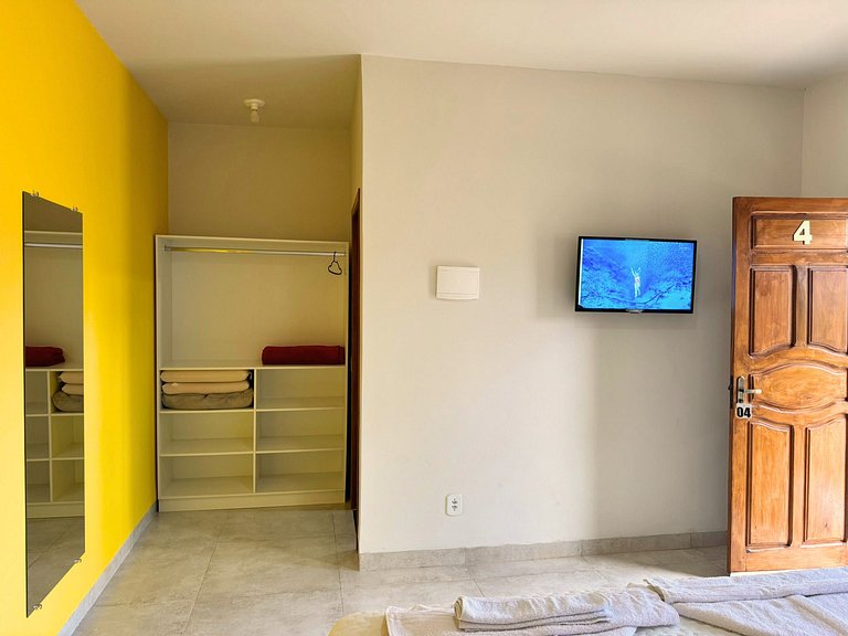 Suíte com acesso à área de lazer e piscina