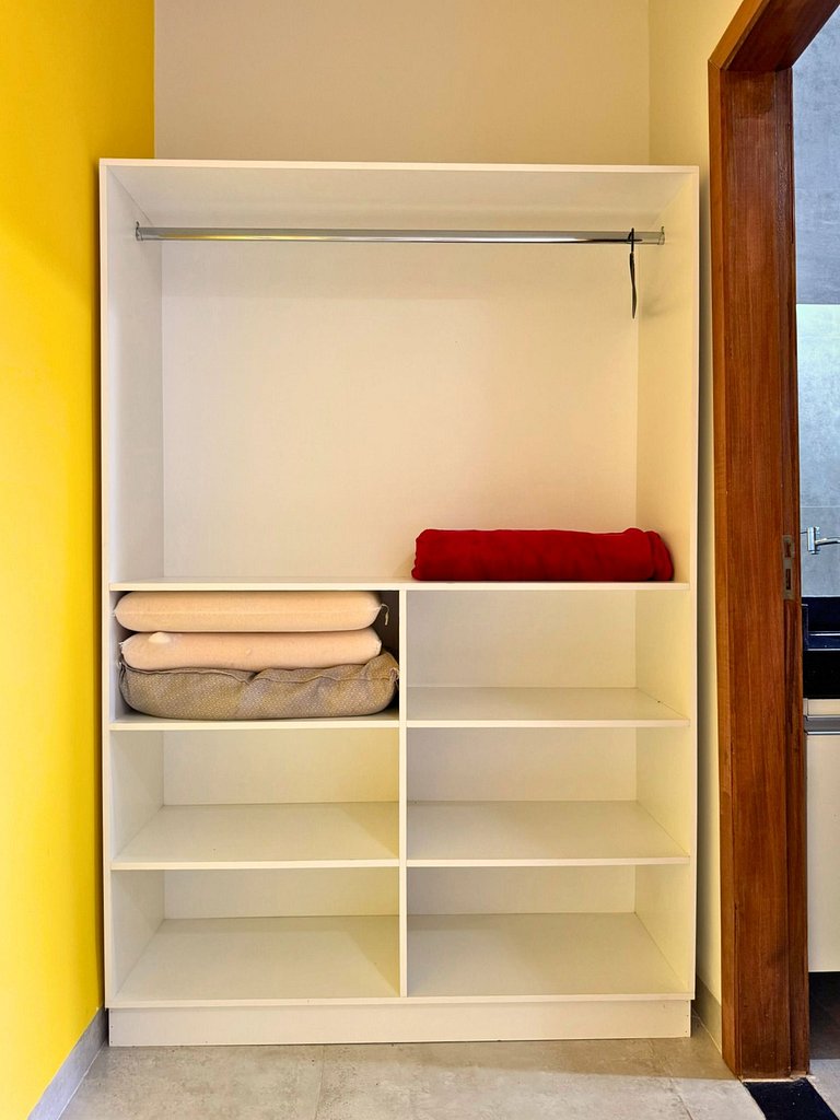 Suíte com acesso à área de lazer e piscina