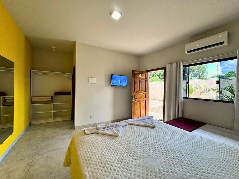 Suíte com acesso à área de lazer e piscina