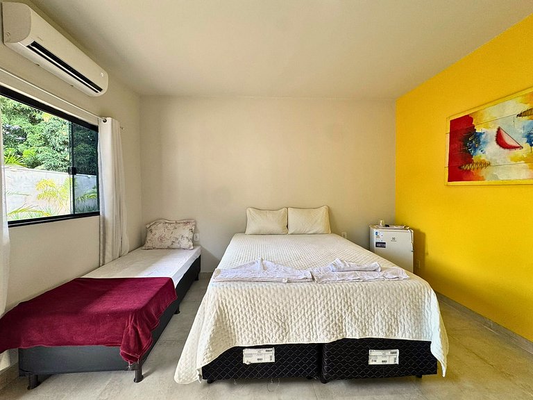 Suíte com acesso à área de lazer e piscina