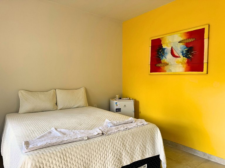 Suíte com acesso à área de lazer e piscina