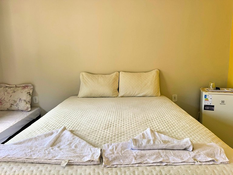 Suíte com acesso à área de lazer e piscina