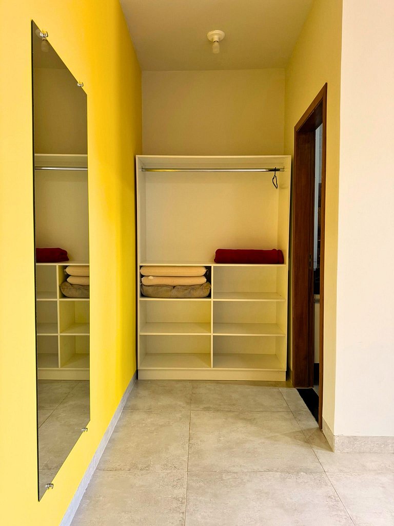 Suíte com acesso à área de lazer e piscina