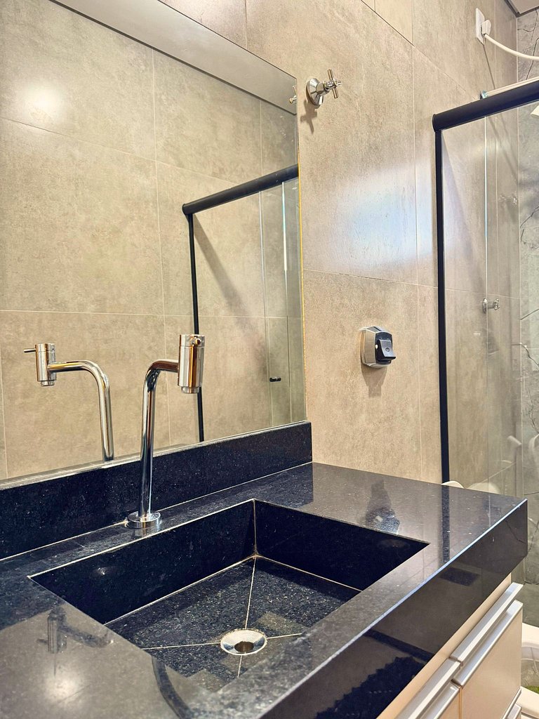 Suíte com acesso à área de lazer e piscina