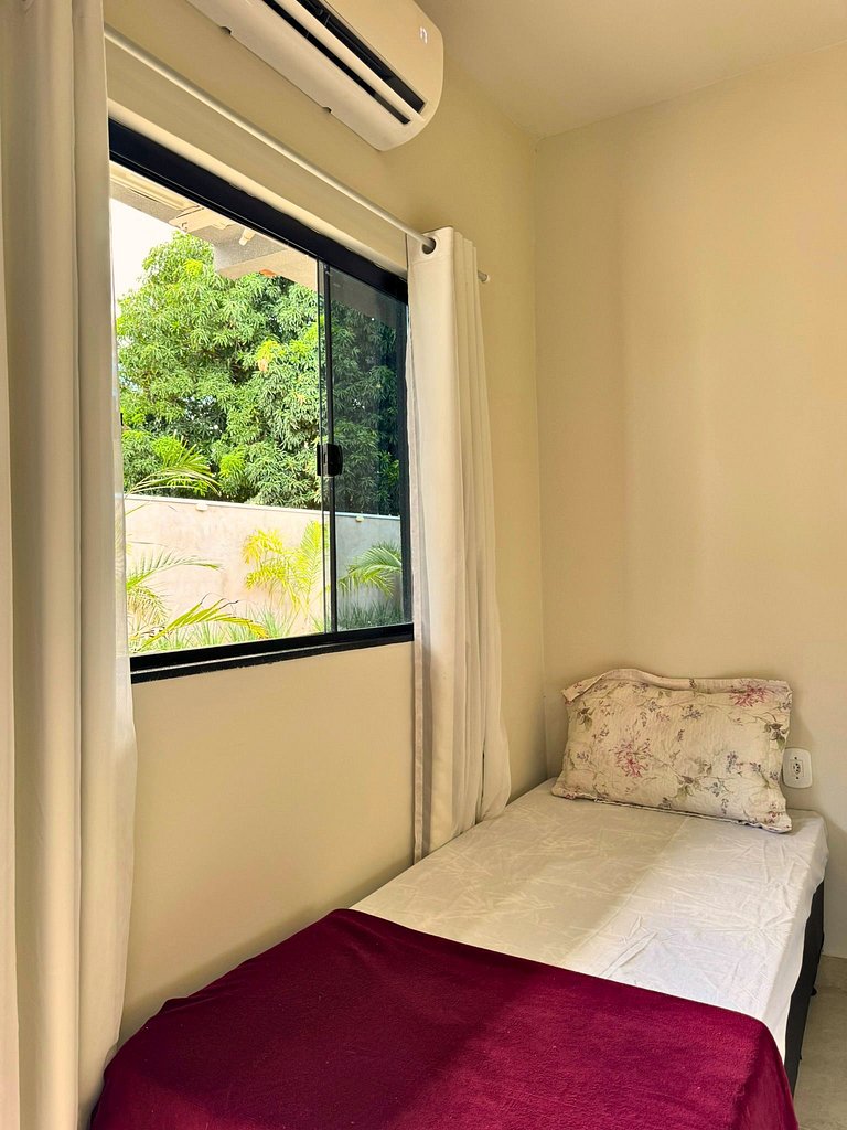 Suíte com acesso à área de lazer e piscina