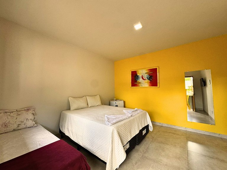 Suíte com acesso à área de lazer e piscina