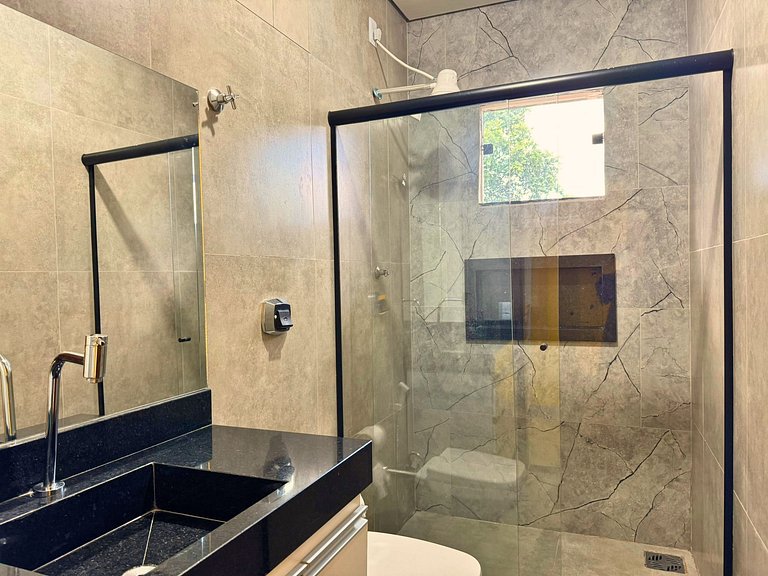 Suíte com acesso à área de lazer e piscina