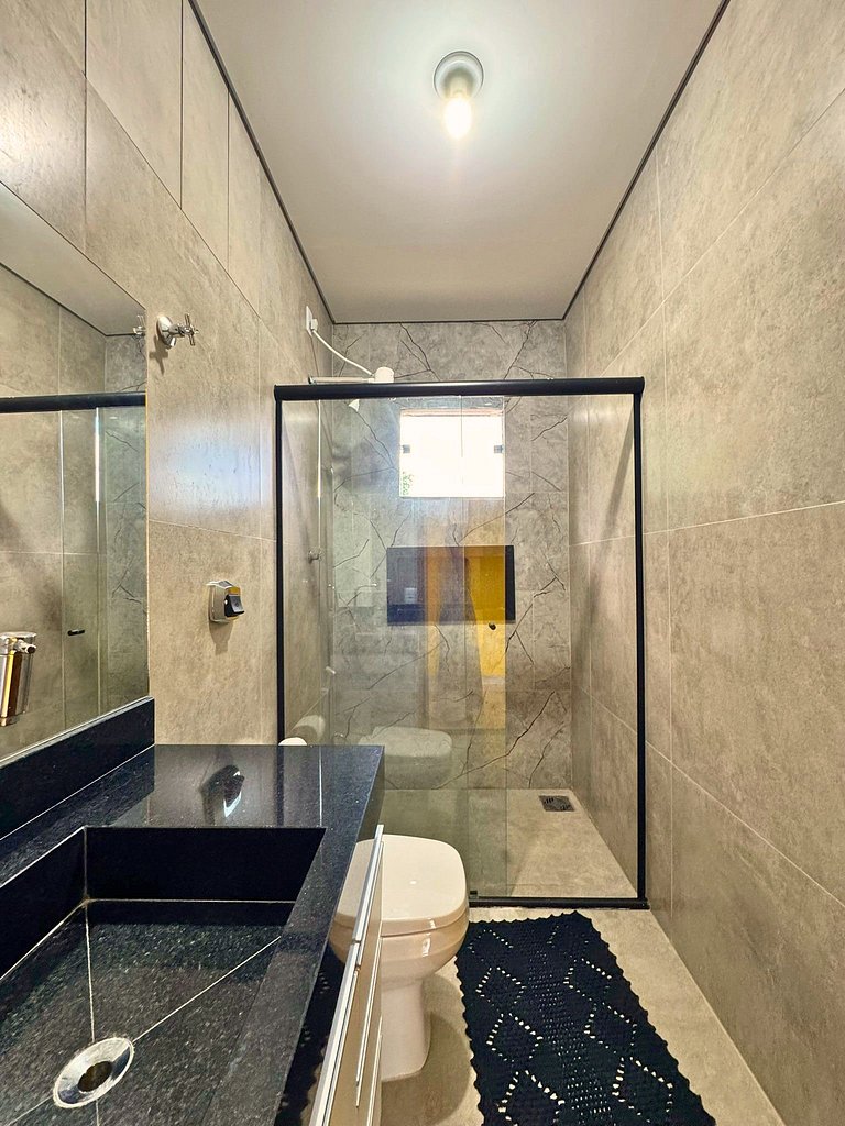 Suíte com acesso à área de lazer e piscina