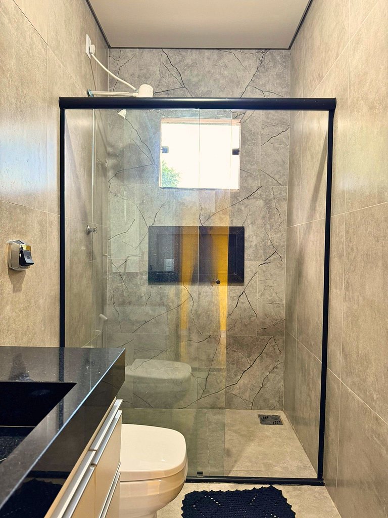 Suíte com acesso à área de lazer e piscina