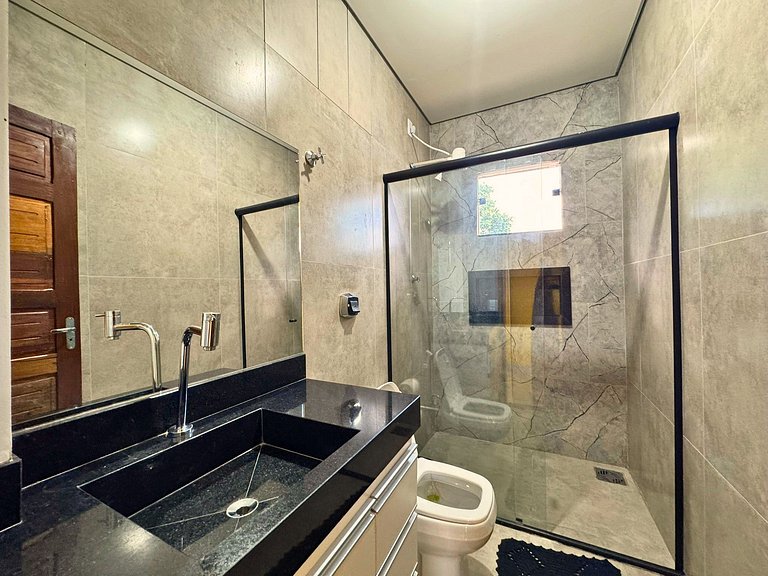 Suíte com acesso à área de lazer e piscina