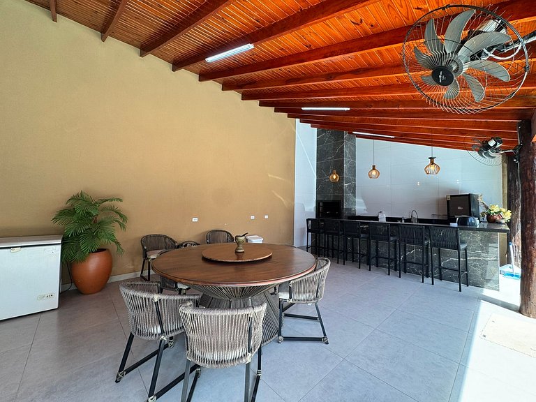 Casa privativa com 5 quartos e área de lazer compartilhada