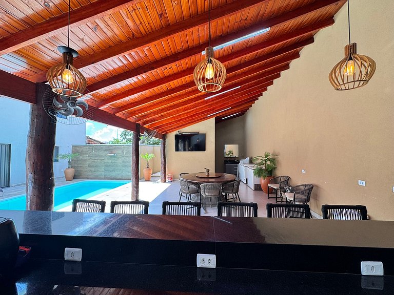 Casa privativa com 5 quartos e área de lazer compartilhada