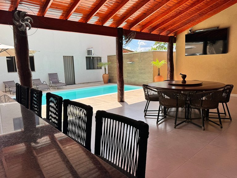 Casa privativa com 5 quartos e área de lazer compartilhada