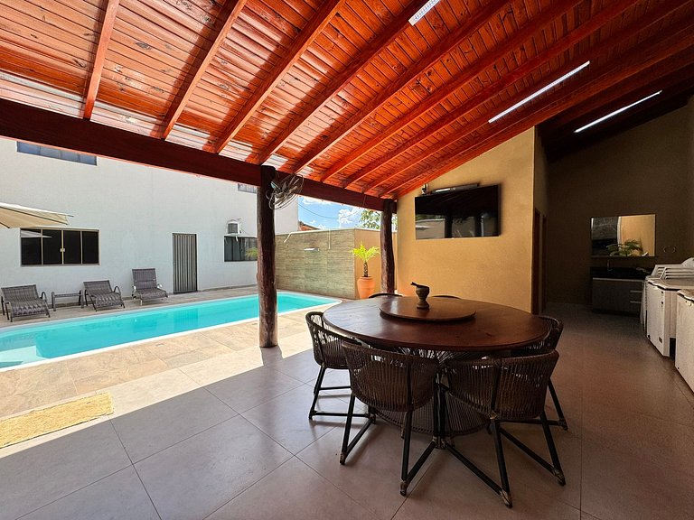 Casa privativa com 5 quartos e área de lazer compartilhada