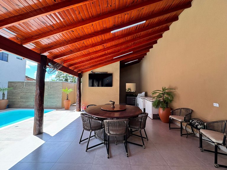 Casa privativa com 5 quartos e área de lazer compartilhada