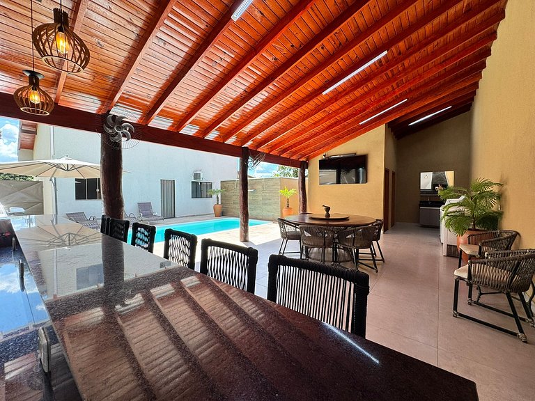 Casa privativa com 5 quartos e área de lazer compartilhada