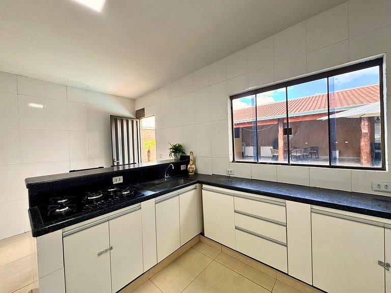 Casa privativa com 5 quartos e área de lazer compartilhada