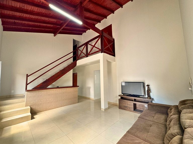 Casa privativa com 5 quartos e área de lazer compartilhada