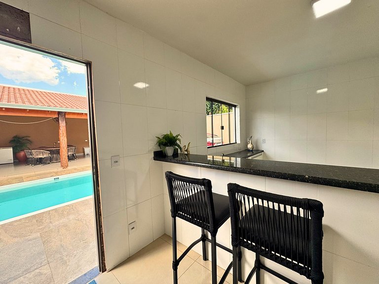 Casa privativa com 5 quartos e área de lazer compartilhada