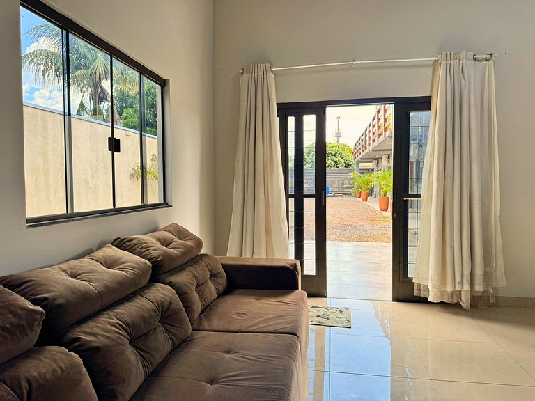 Casa privativa com 5 quartos e área de lazer compartilhada