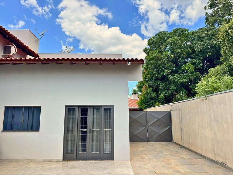 Casa privativa com 5 quartos e área de lazer compartilhada