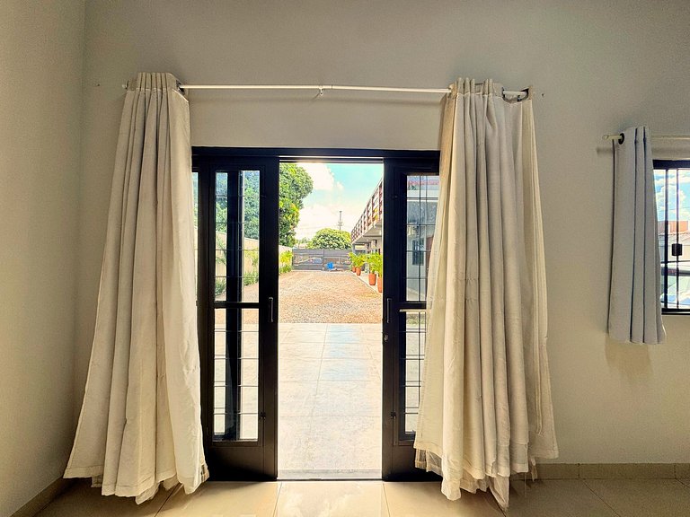 Casa privativa com 5 quartos e área de lazer compartilhada