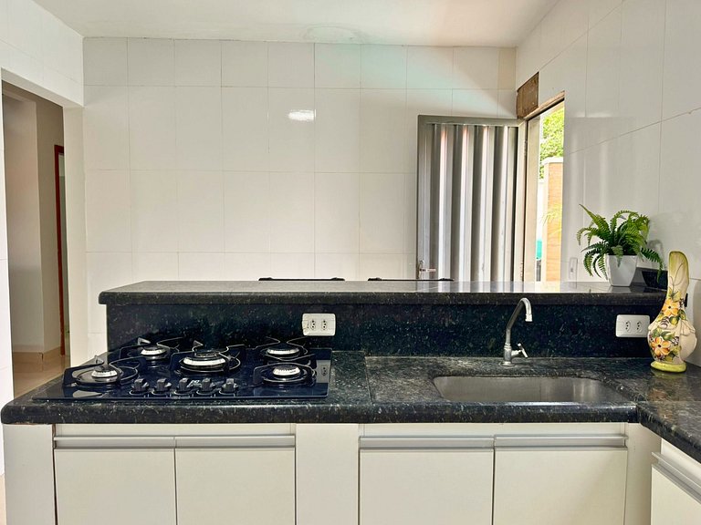 Casa privativa com 5 quartos e área de lazer compartilhada