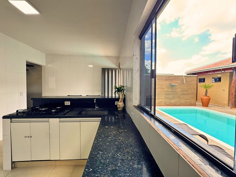 Casa privativa com 5 quartos e área de lazer compartilhada