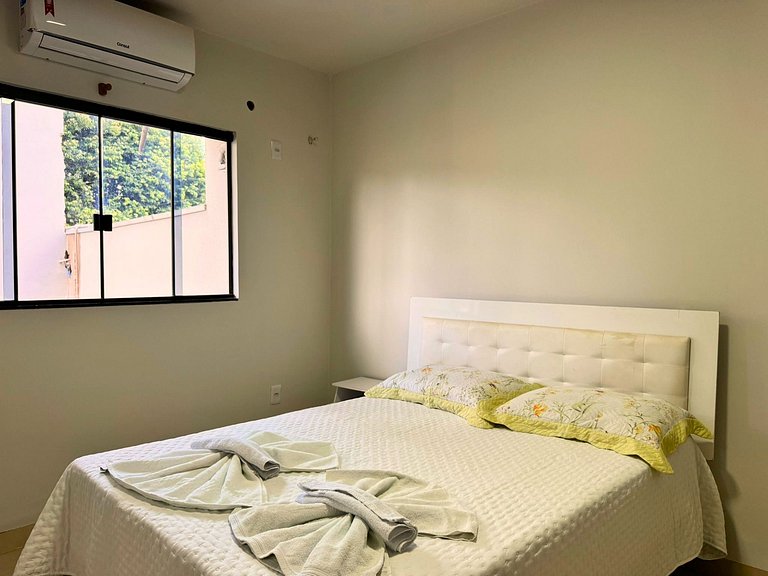 Casa privativa com 5 quartos e área de lazer compartilhada