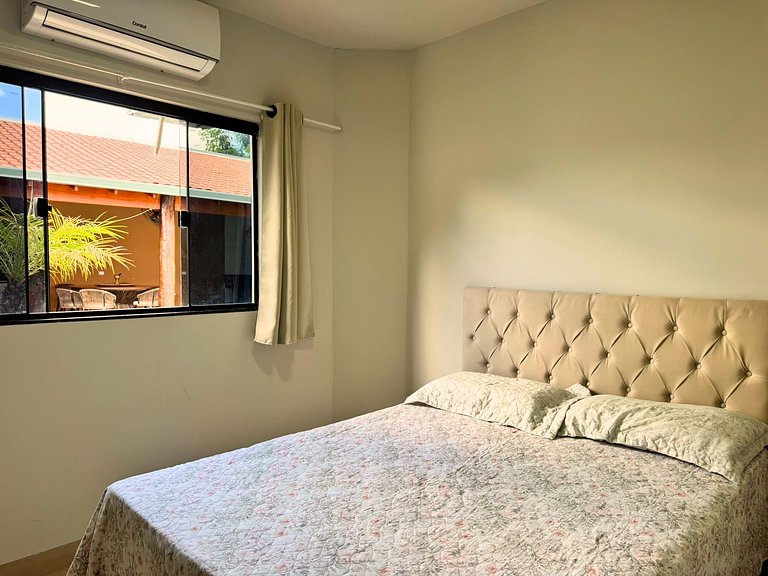 Casa privativa com 5 quartos e área de lazer compartilhada