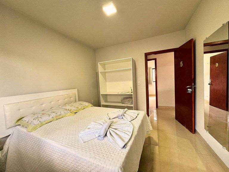 Casa privativa com 5 quartos e área de lazer compartilhada