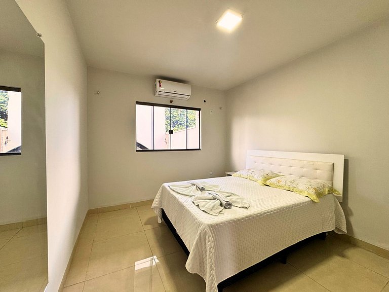 Casa privativa com 5 quartos e área de lazer compartilhada