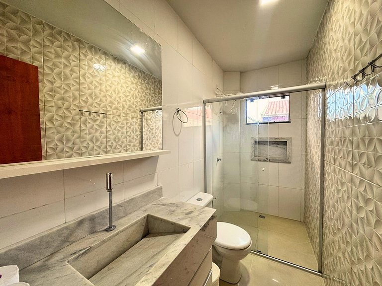 Casa privativa com 5 quartos e área de lazer compartilhada