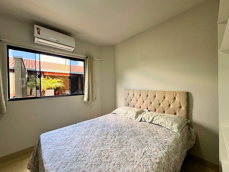 Casa privativa com 5 quartos e área de lazer compartilhada