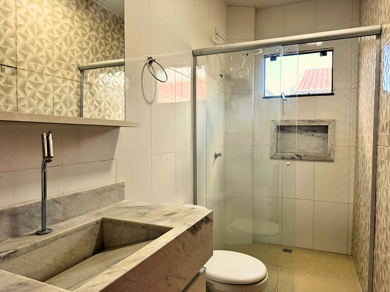 Casa privativa com 5 quartos e área de lazer compartilhada