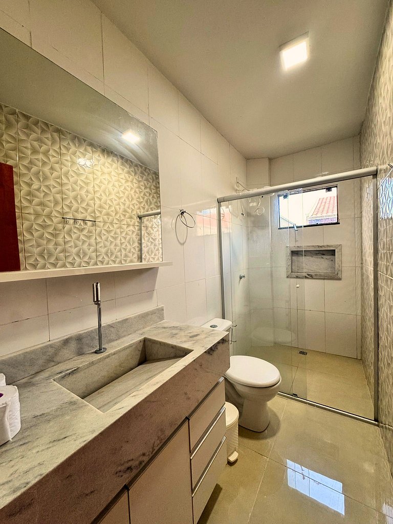 Casa privativa com 5 quartos e área de lazer compartilhada