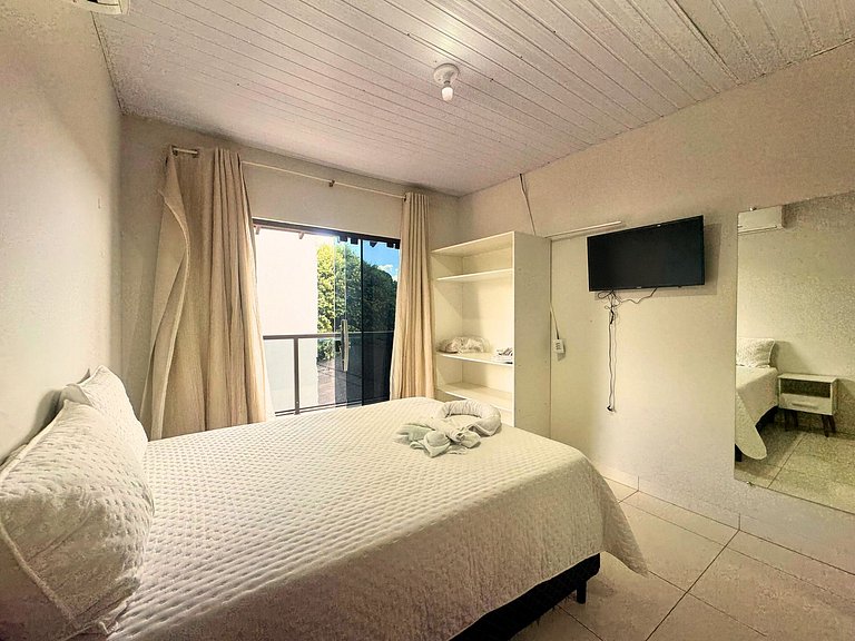 Casa privativa com 5 quartos e área de lazer compartilhada