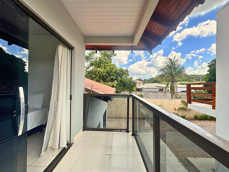 Casa privativa com 5 quartos e área de lazer compartilhada