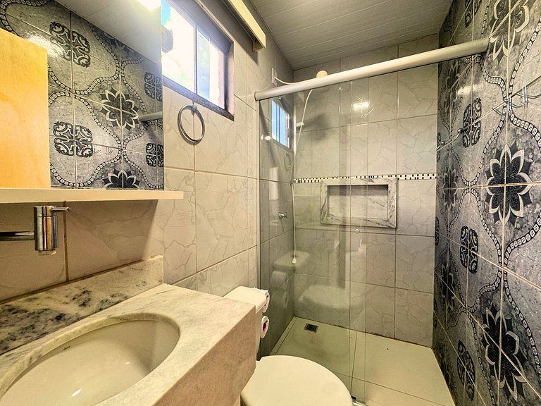 Casa privativa com 5 quartos e área de lazer compartilhada