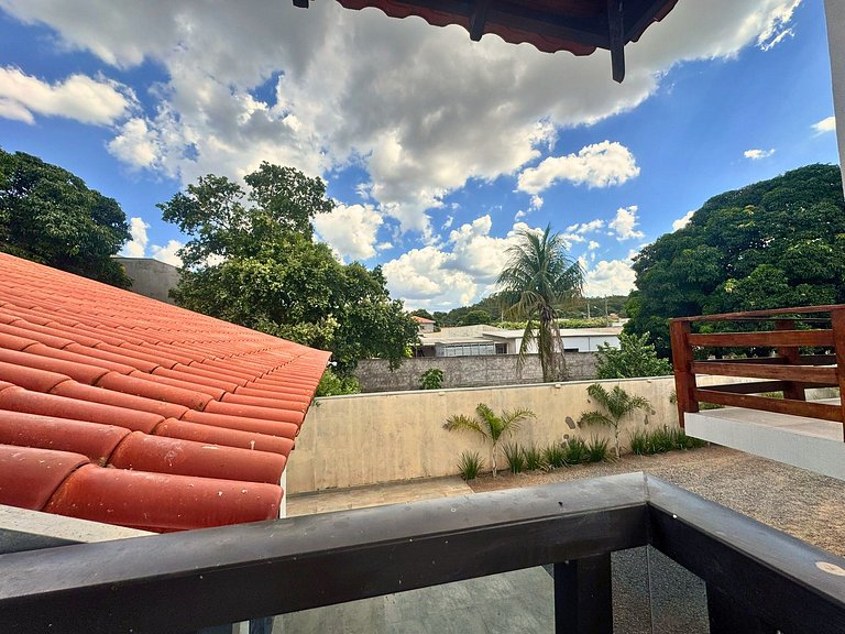 Casa privativa com 5 quartos e área de lazer compartilhada