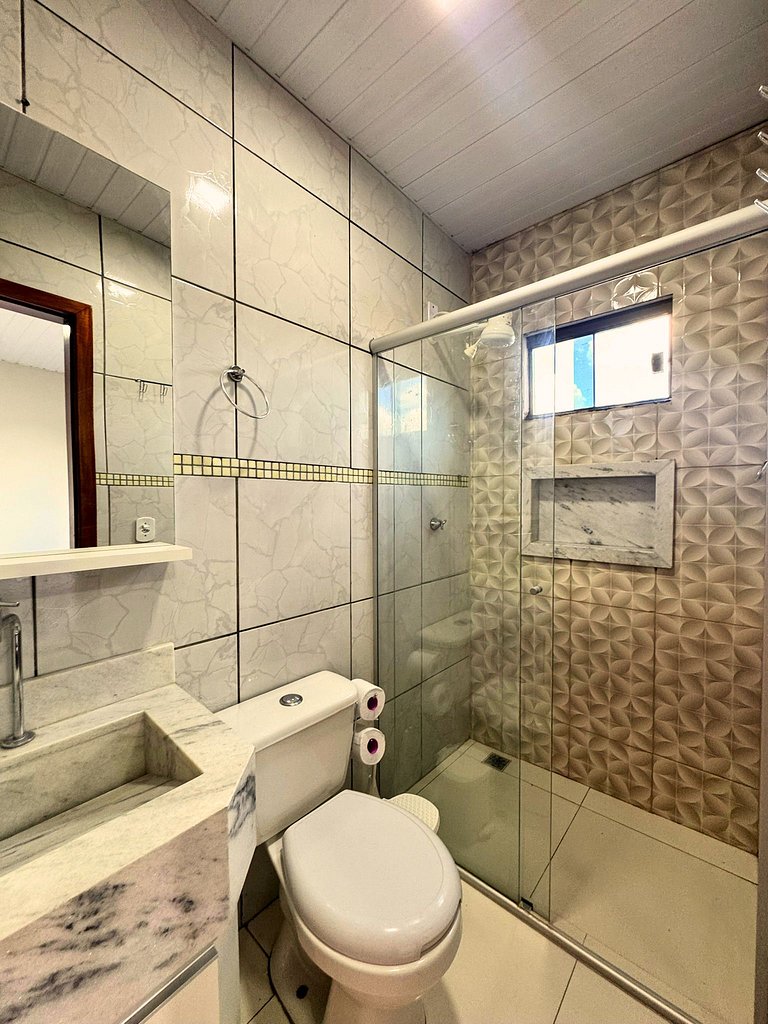 Casa privativa com 5 quartos e área de lazer compartilhada