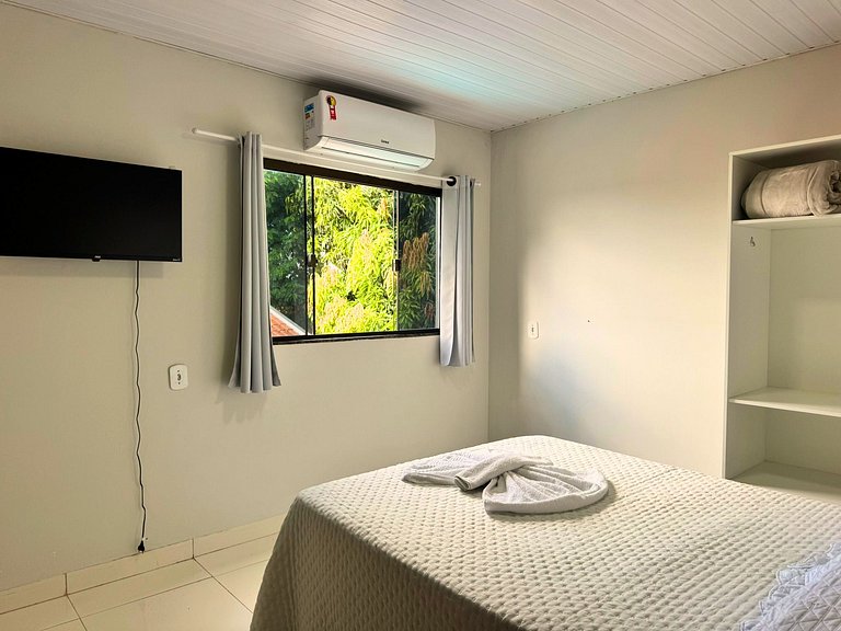 Casa privativa com 5 quartos e área de lazer compartilhada