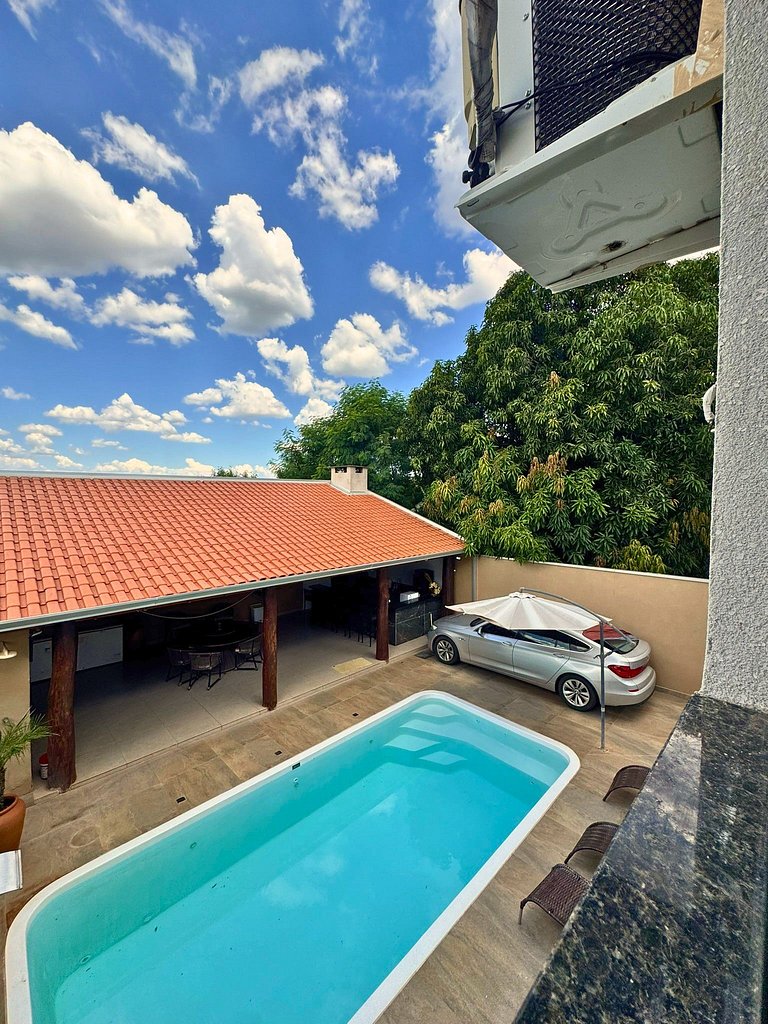 Casa privativa com 5 quartos e área de lazer compartilhada