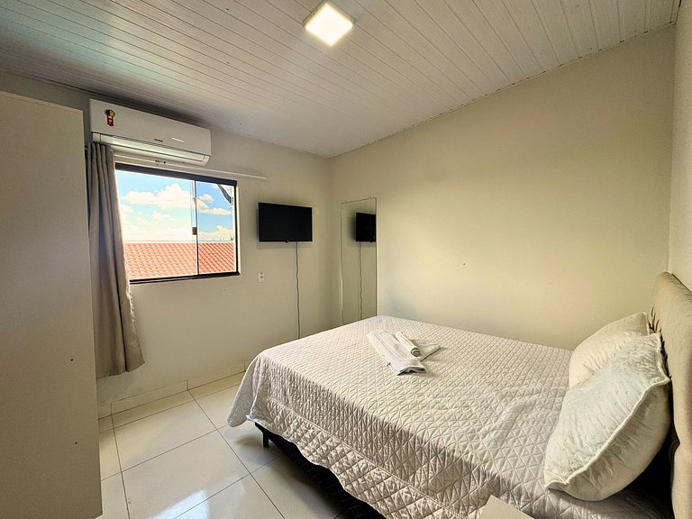 Casa privativa com 5 quartos e área de lazer compartilhada