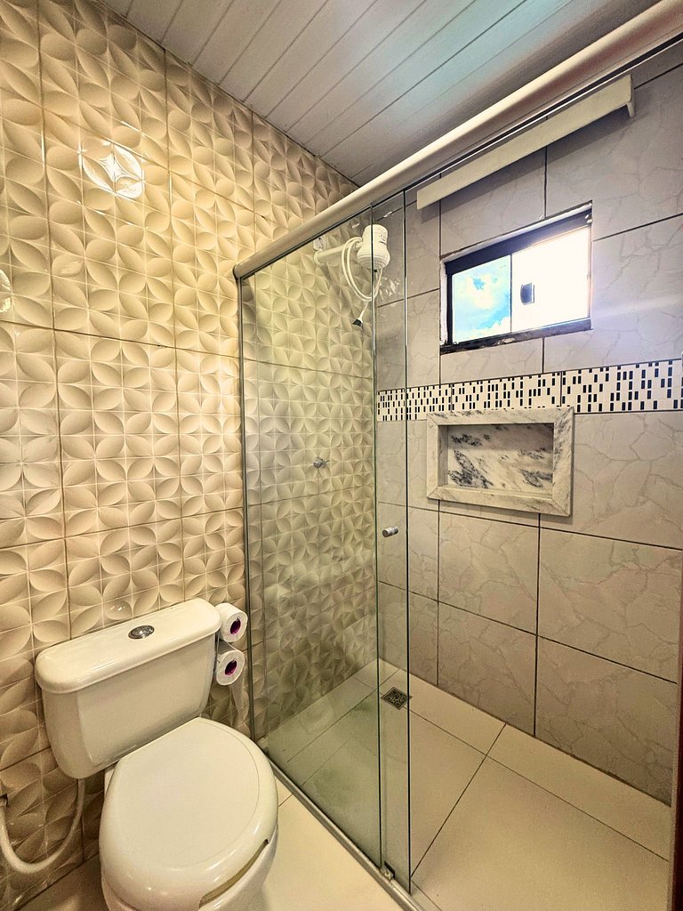 Casa privativa com 5 quartos e área de lazer compartilhada