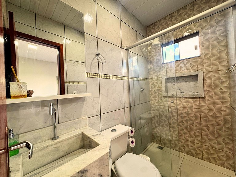 Casa privativa com 5 quartos e área de lazer compartilhada